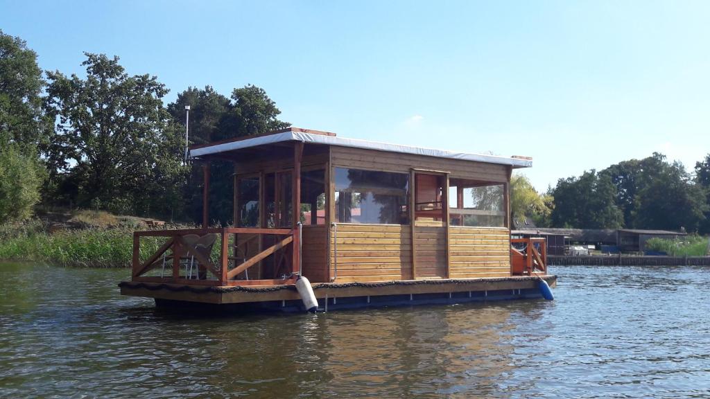 Výhled na řeku, která protéká v blízkosti ubytování na lodi