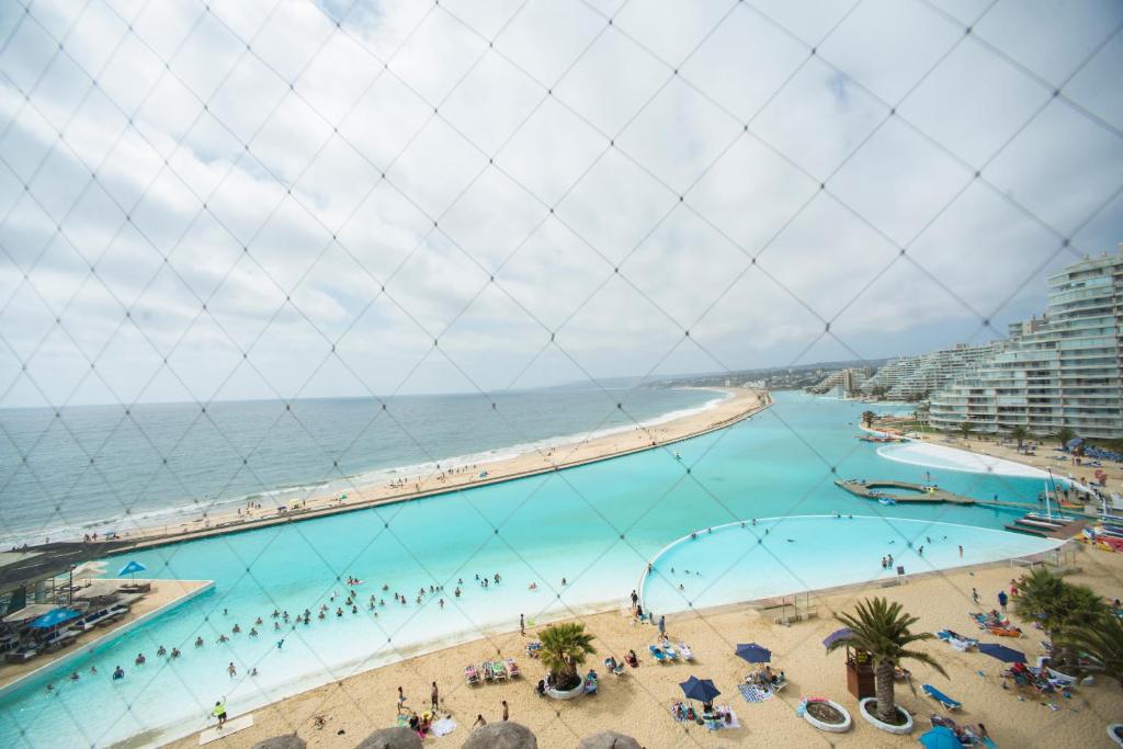 Blick auf den Strand und den Pool in der Unterkunft San Alfonso Del Mar Apartment in Algarrobo