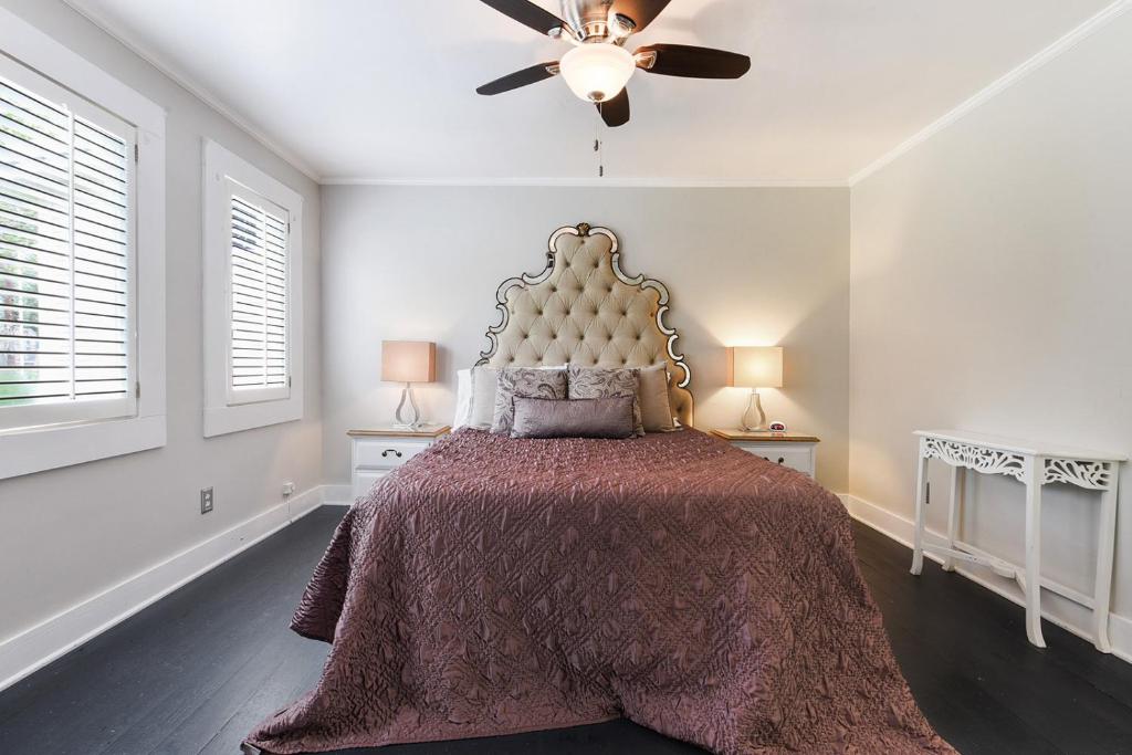1 dormitorio con 1 cama y ventilador de techo en T'Frere's Bed & Breakfast, en Lafayette