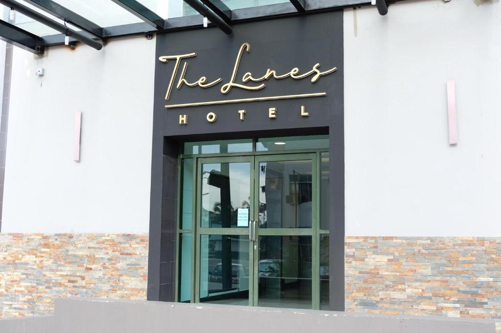 Tutong的住宿－The Lanes Hotel，建筑一侧的酒店标志