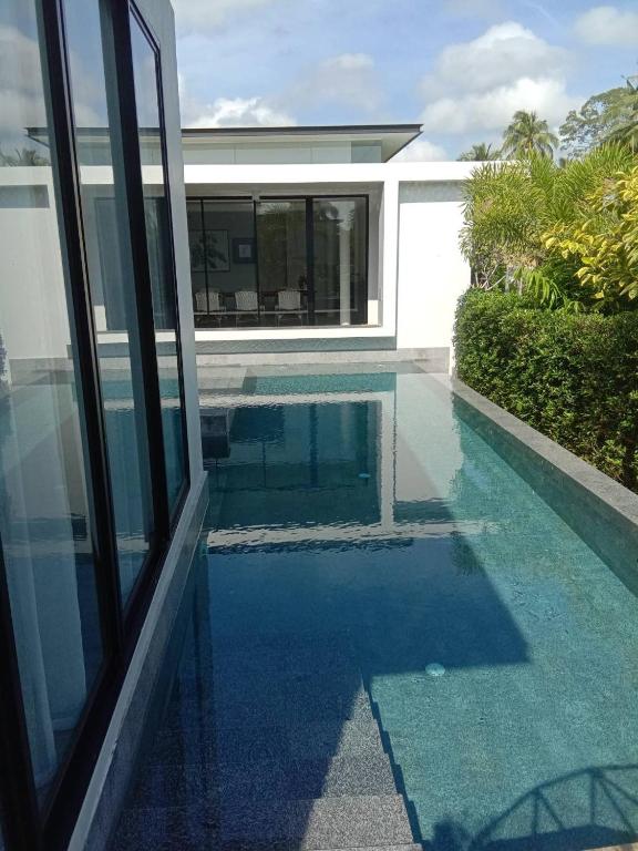 Bazén v ubytování Tungtong Beach Villas nebo v jeho okolí
