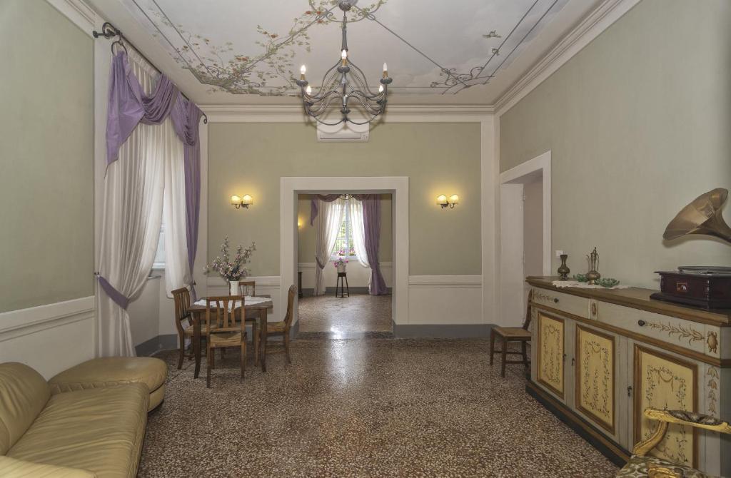 A seating area at B&B Villa Pardi Lucca
