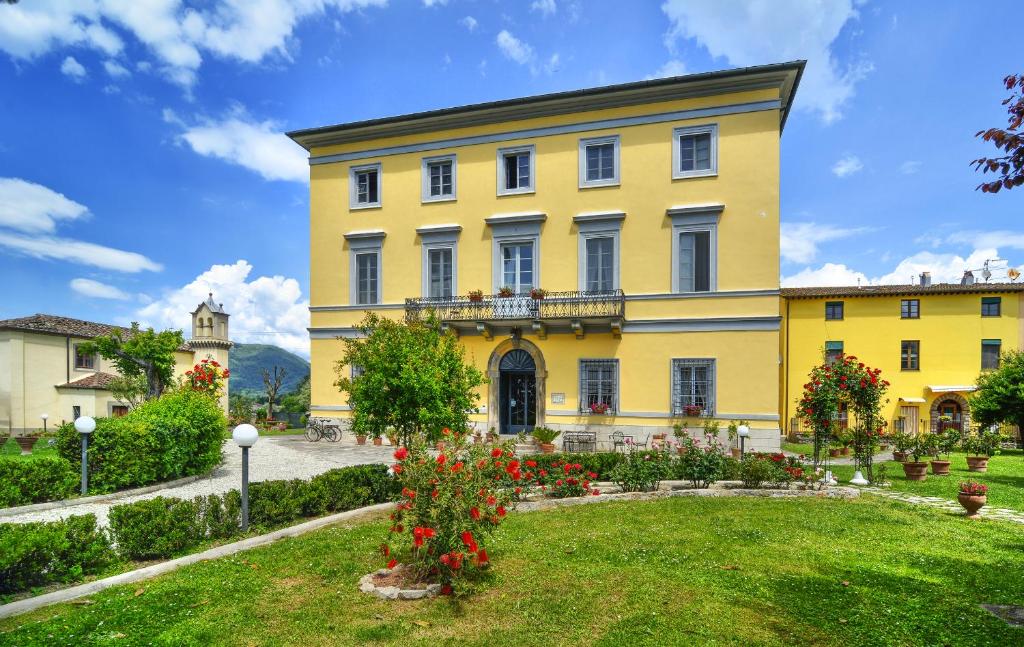A garden outside B&B Villa Pardi Lucca
