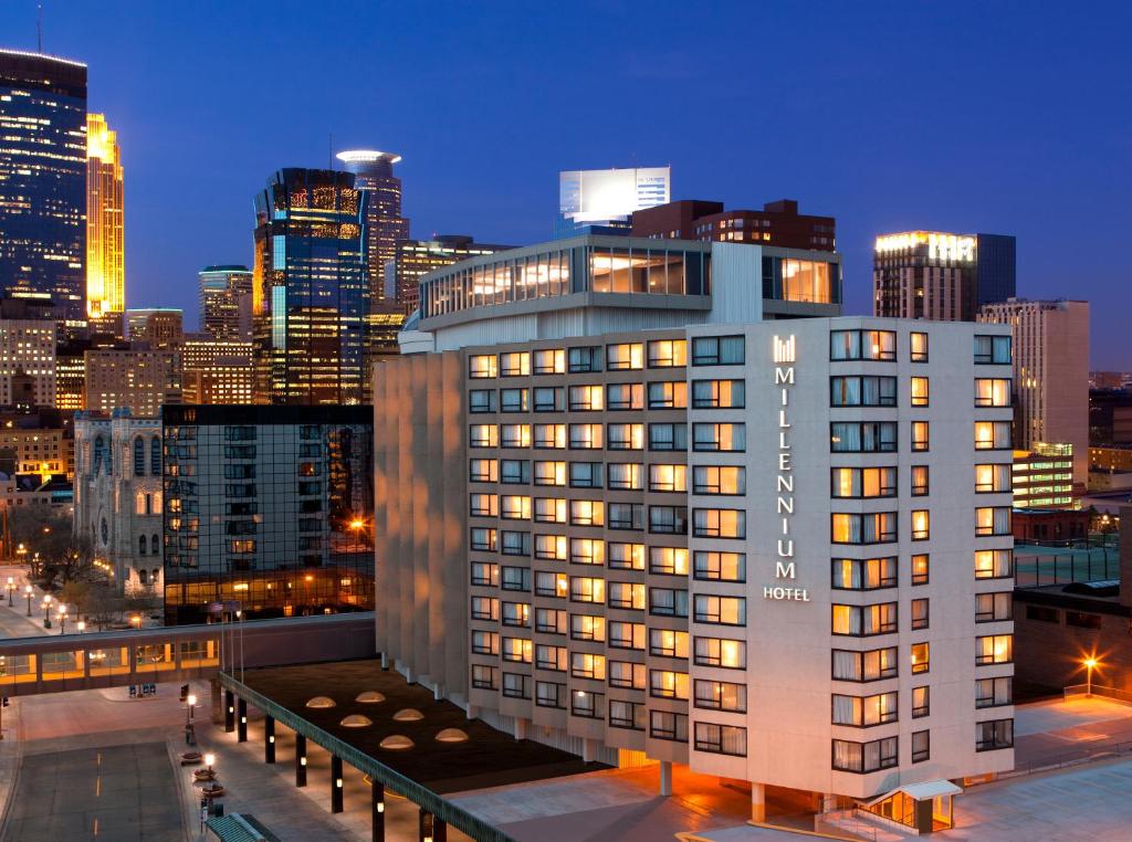 widok na budynek w mieście w nocy w obiekcie Millennium Minneapolis w mieście Minneapolis