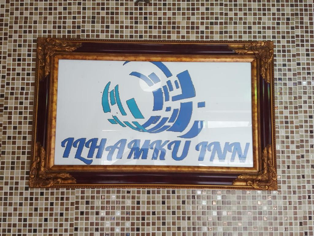 uma imagem numa moldura pendurada numa parede em Ilhamku Inn em Kampong Kemaman