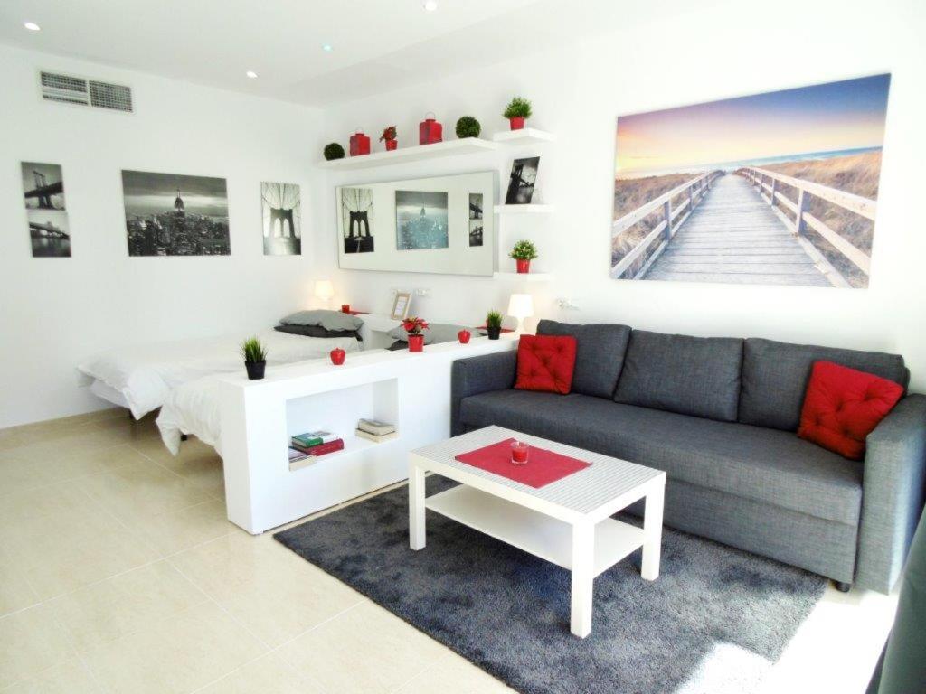 sala de estar con sofá y mesa en Appartement 1st lign on the beach, en Fuengirola