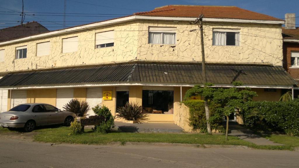 ein Haus mit einem davor geparkt in der Unterkunft Hotel del Faro in Mar del Plata
