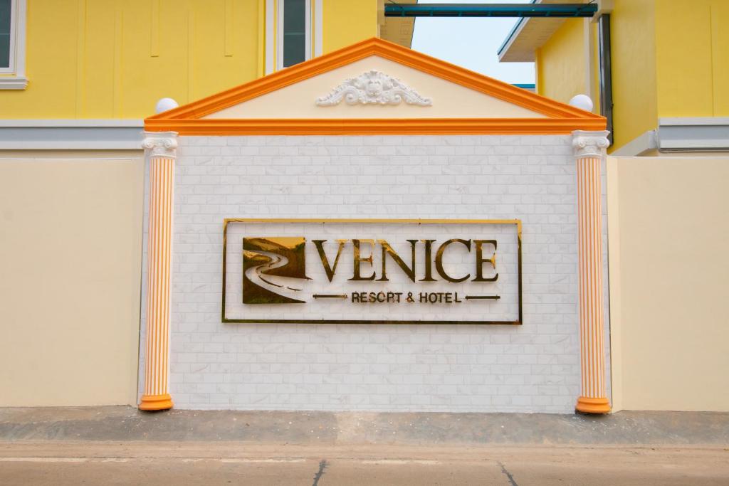 una señal en el lateral de un edificio en Venice Resort, en Ban Sai Mai