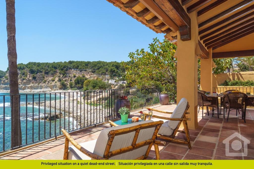 un patio con vistas al agua en SolHabitat Villa Big Blue, en Benissa