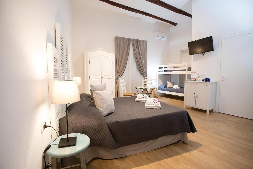 um quarto com uma cama e um candeeiro em Quartino Napoletano em Nápoles