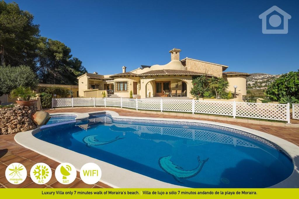a large swimming pool in front of a house at Sol Habitat Villa La Sort in Moraira