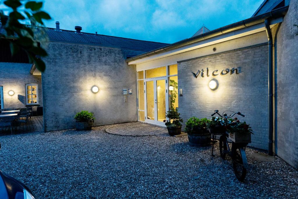 un panneau sur le côté d'un bâtiment dans l'établissement Vilcon Hotel & Konferencegaard, à Slagelse