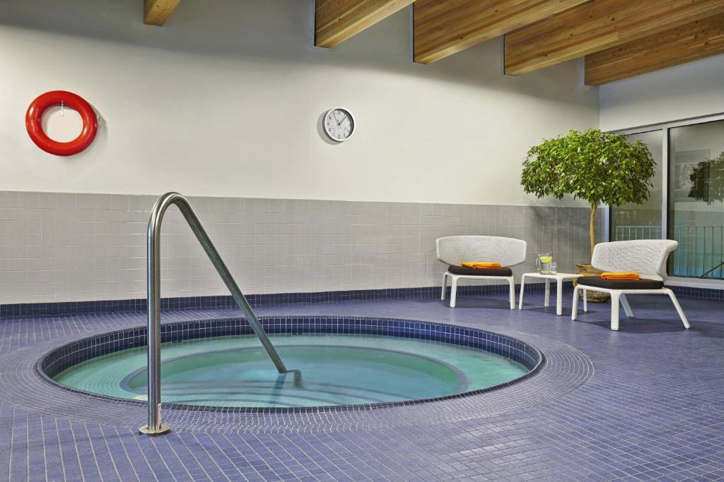 Bazén v ubytování Red Deer Resort & Casino nebo v jeho okolí