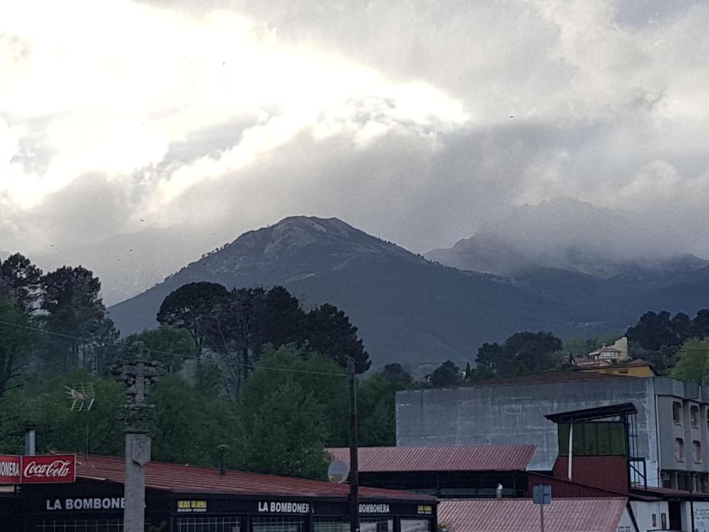 A general mountain view or a mountain view taken from Az apartmant