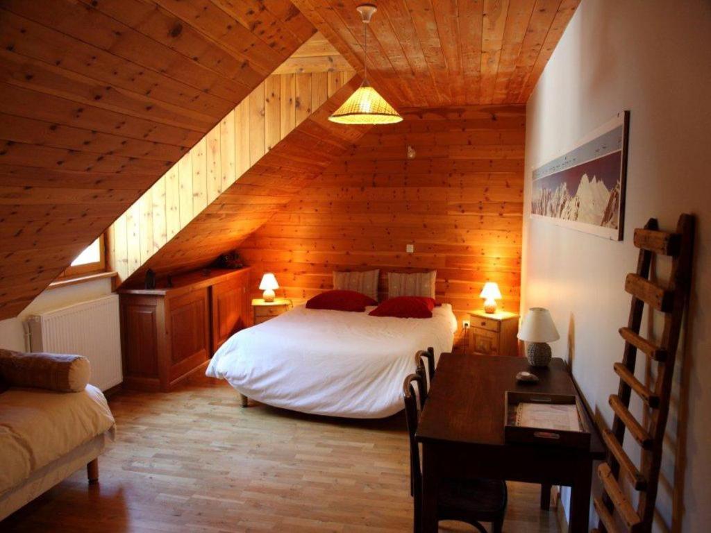 Postel nebo postele na pokoji v ubytování La Roche Meane