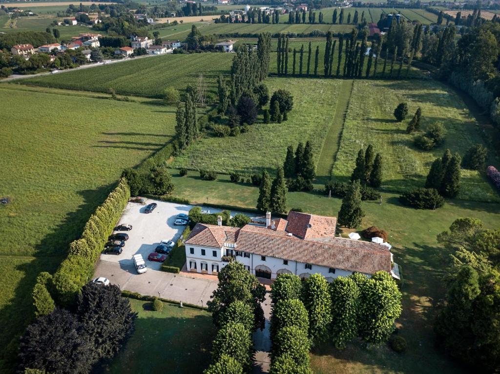 une vue aérienne sur une grande maison dans un champ dans l'établissement Romantik Hotel Villa Margherita, à Mira