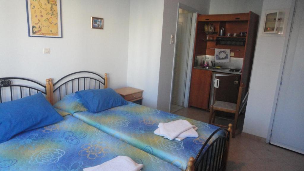 Łóżko lub łóżka w pokoju w obiekcie Apergis Rooms