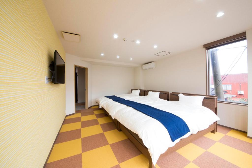 Een bed of bedden in een kamer bij Kanazawaya