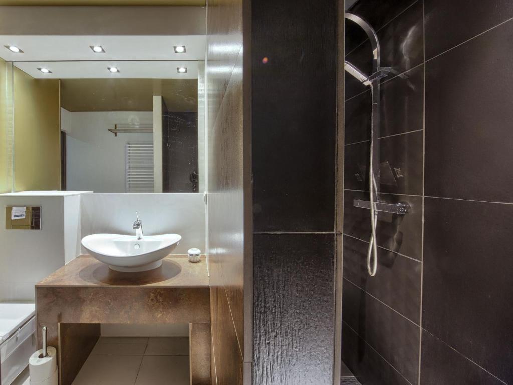 W łazience znajduje się umywalka i prysznic. w obiekcie Apartment Krupówki Premio w Zakopanem