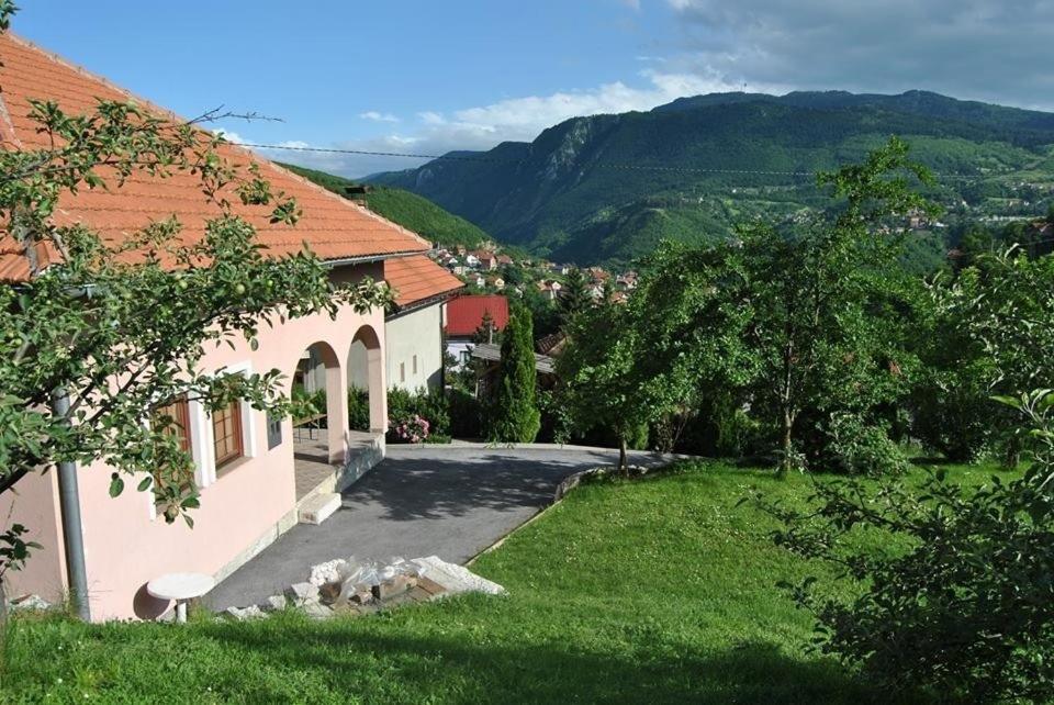 een huis met uitzicht op een berg bij Apartments Han in Sarajevo