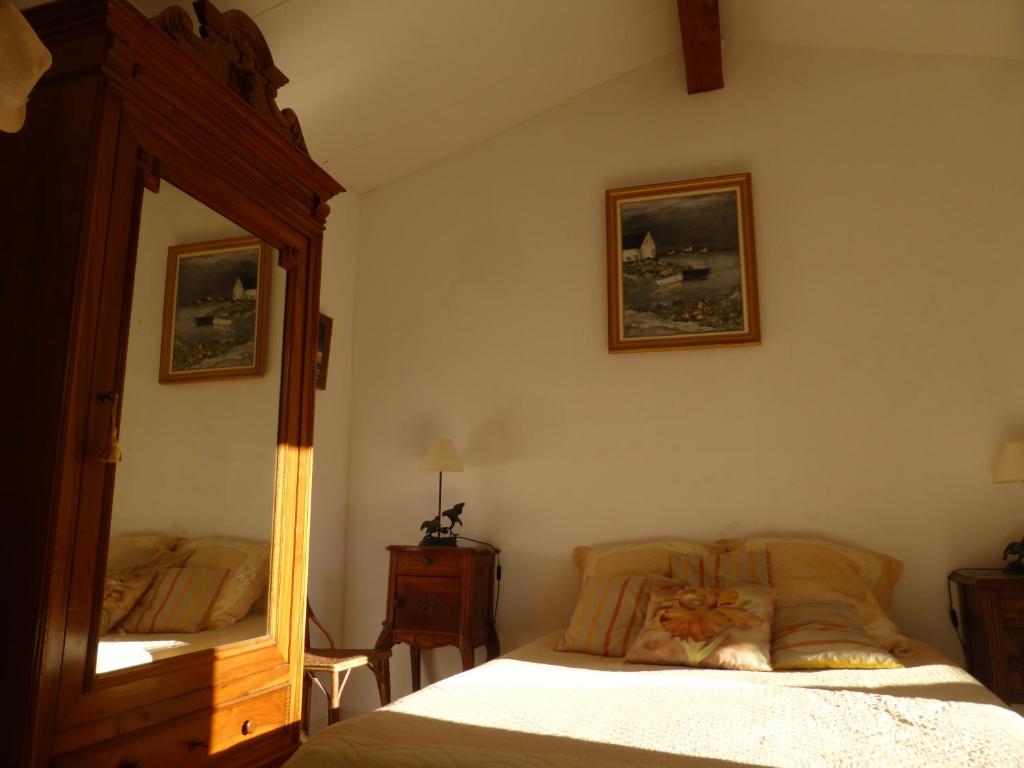 a bedroom with a bed and a large mirror at 4SAP22 Appartement climatisé avec double terrasses in Collioure