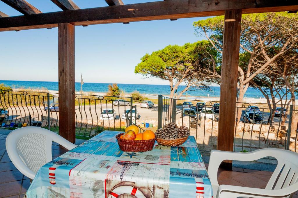布多尼的住宿－Stella Marina Budoni，一张桌子,上面有一篮子的水果在沙滩上