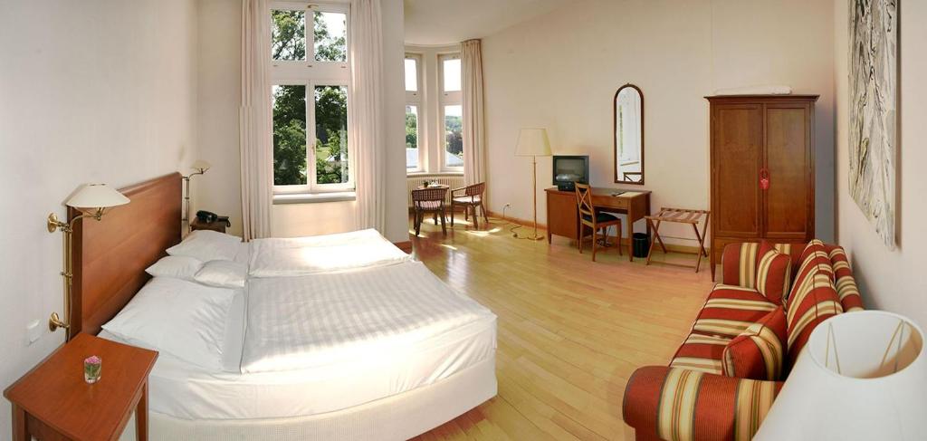 Postel nebo postele na pokoji v ubytování Hotel Villa Viktoria Luise