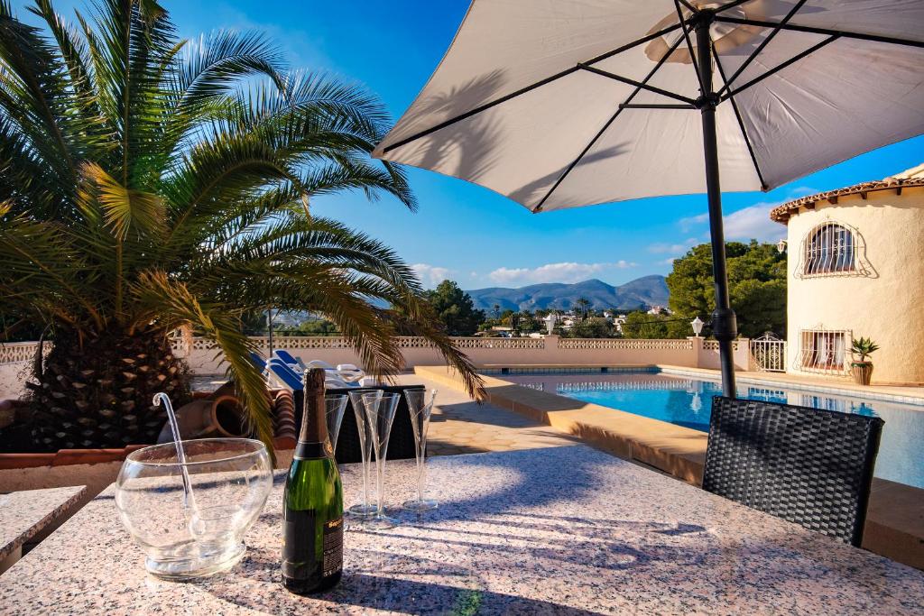 Nápoje v ubytovaní Villa Heno, Beautiful detached villa with large private pool - by Holiday Rentals Villamar