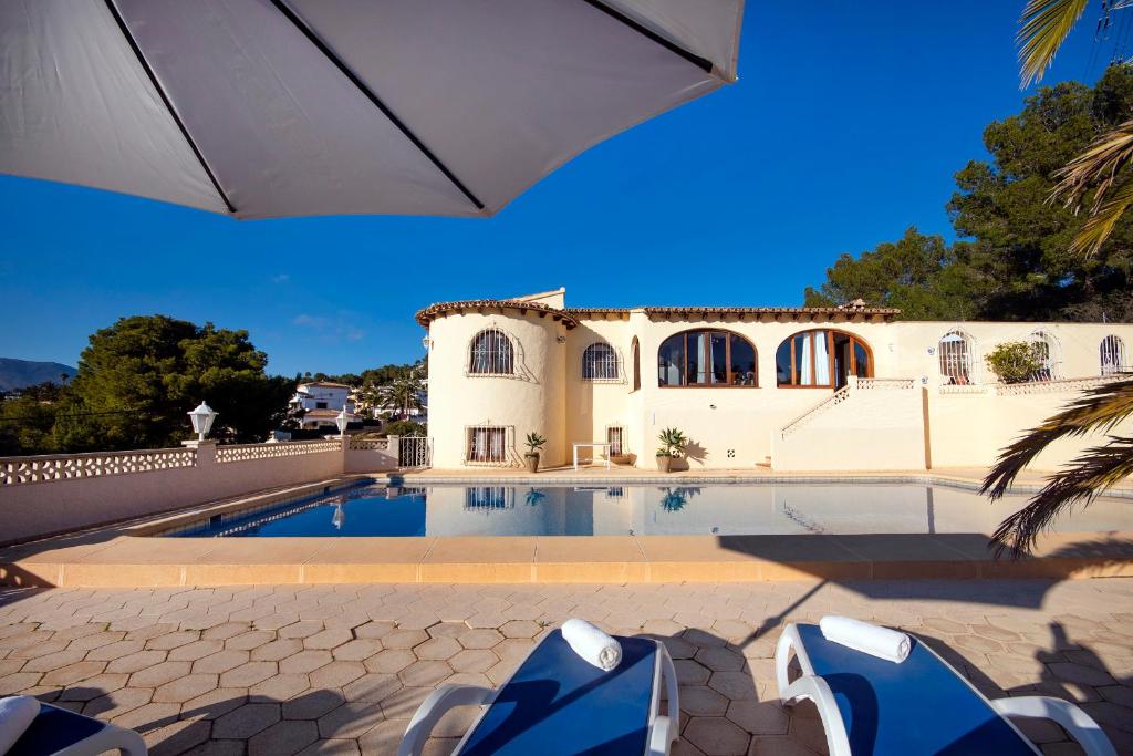 uma villa com uma piscina e uma casa em Villa Heno, Beautiful detached villa with large private pool - by Holiday Rentals Villamar em Calpe