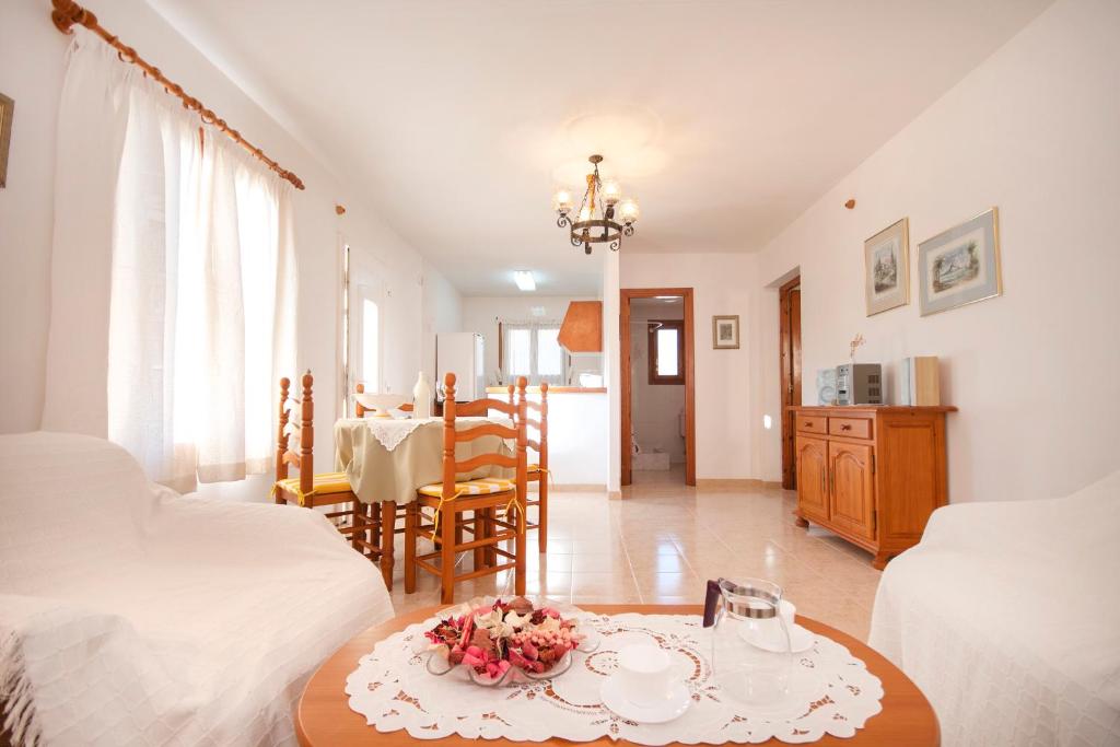 Posteľ alebo postele v izbe v ubytovaní Villa Heno, Beautiful detached villa with large private pool - by Holiday Rentals Villamar