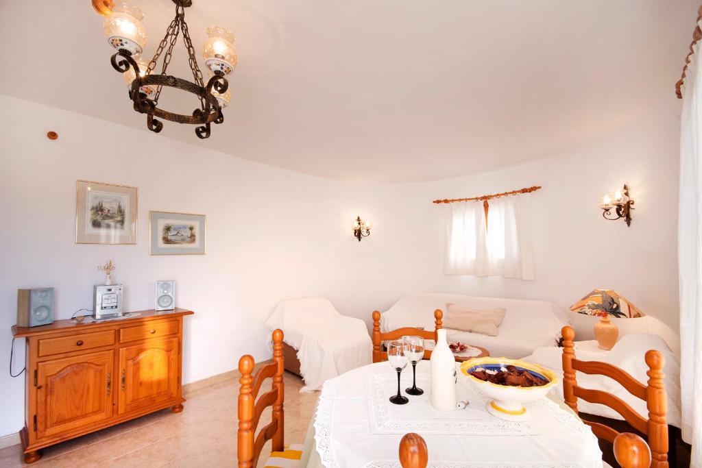 Nápoje v ubytovaní Villa Heno, Beautiful detached villa with large private pool - by Holiday Rentals Villamar