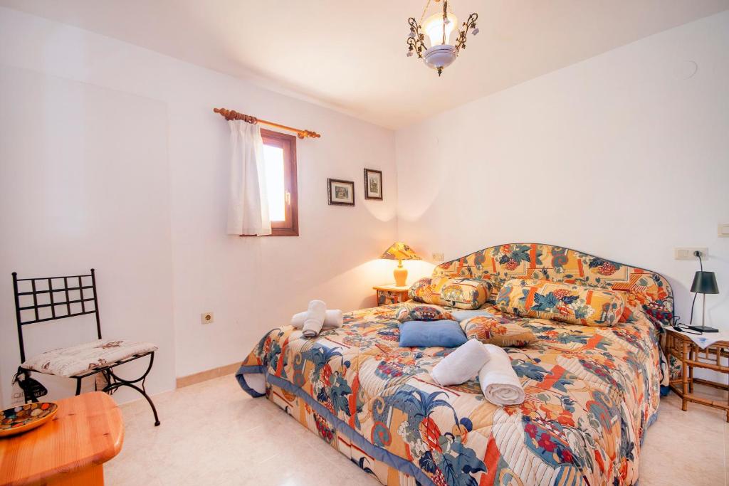 Posteľ alebo postele v izbe v ubytovaní Villa Heno, Beautiful detached villa with large private pool - by Holiday Rentals Villamar