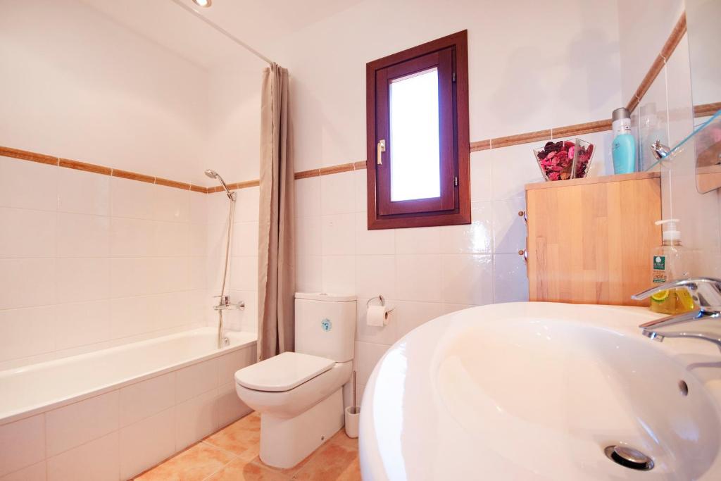 Kúpeľňa v ubytovaní Villa Heno, Beautiful detached villa with large private pool - by Holiday Rentals Villamar