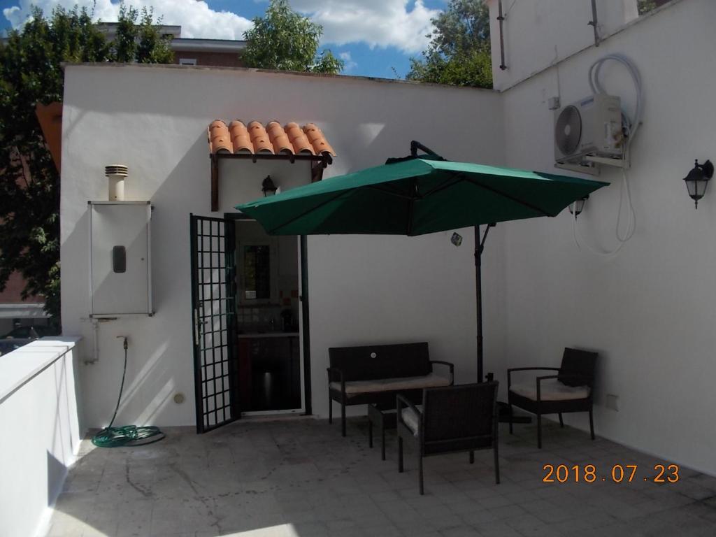A patio or other outdoor area at L'attico di Val.