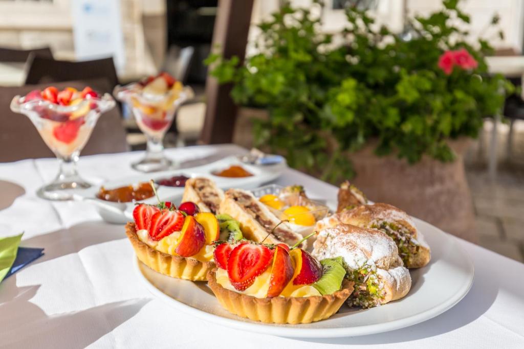 Makanan di atau berdekatan hotel