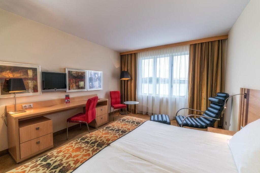 Televízia a/alebo spoločenská miestnosť v ubytovaní Hotel HP Park Poznań Malta