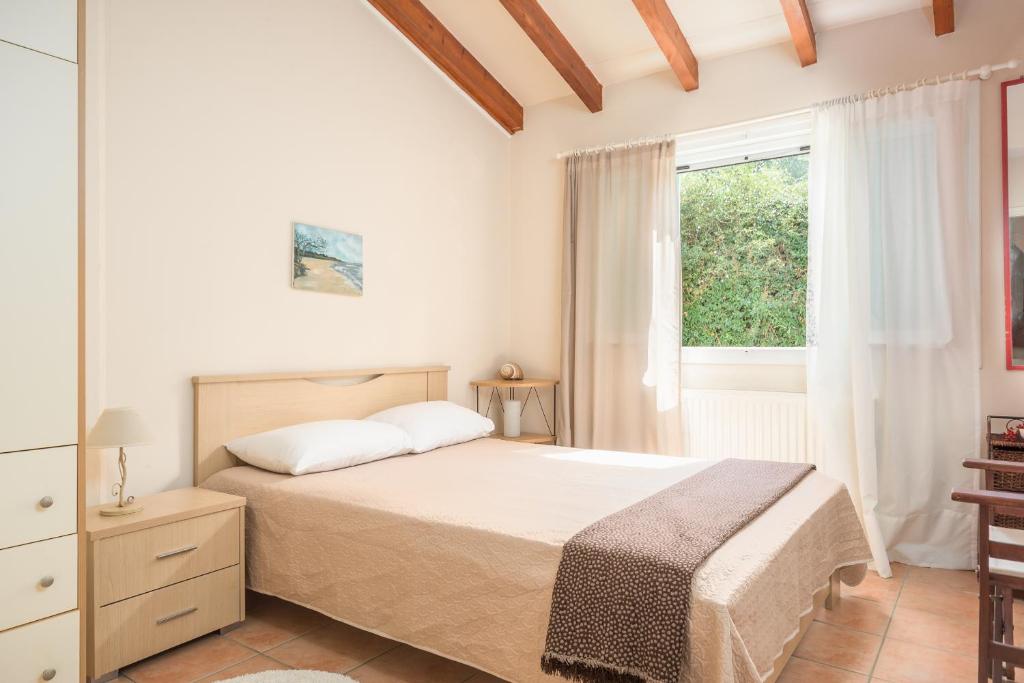 Postel nebo postele na pokoji v ubytování Villa Eythimia