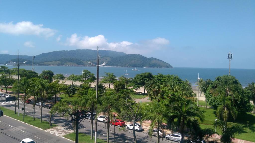 a view of a parking lot with palm trees and the ocean at Frente Ao Mar in Santos