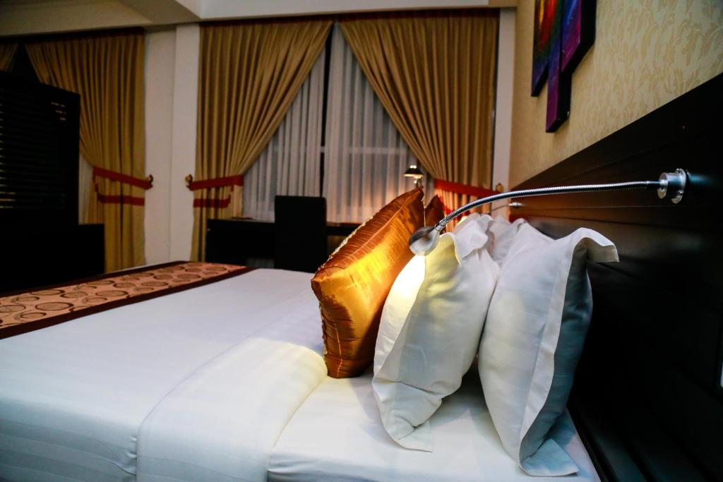 Postel nebo postele na pokoji v ubytování The Covanro Airport Hotel - Katunayake