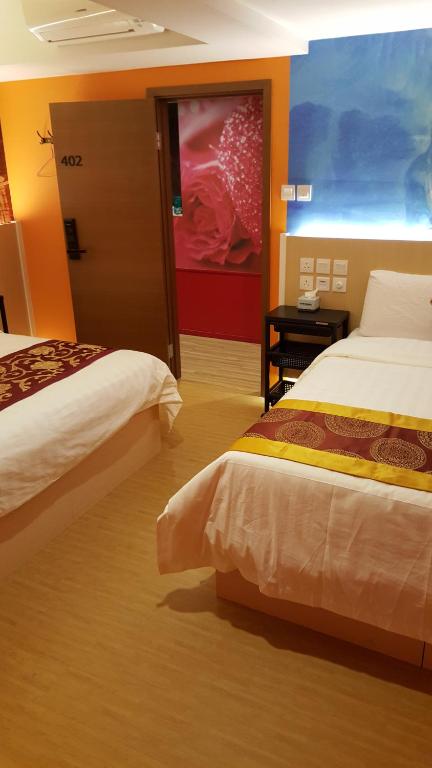 Postel nebo postele na pokoji v ubytování Whole Sunshine International Hotel