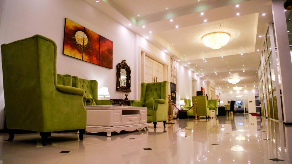 Posezení v ubytování The Covanro Airport Hotel - Katunayake