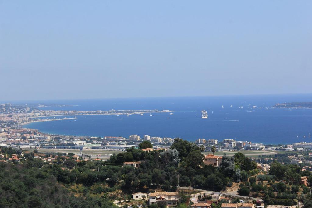 une vue d'une ville et d'un plan d'eau dans l'établissement T2 Mandelieu, vue exceptionnelle, à Mandelieu-la-Napoule