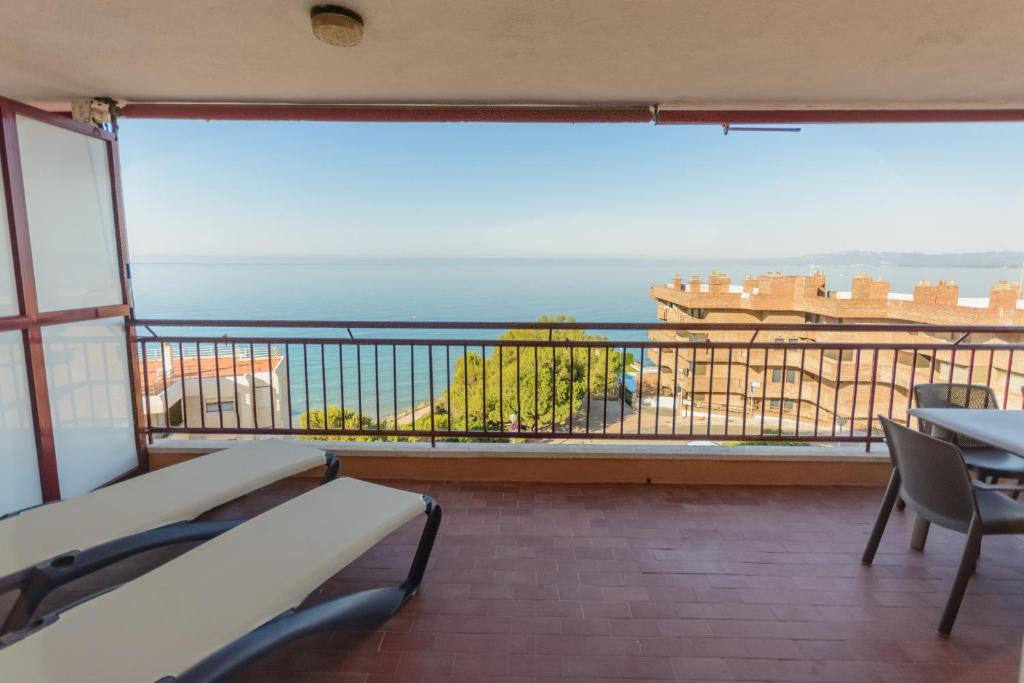 サロウにあるAlbatros suite sobre el marの海の景色を望むバルコニー付きの客室です。