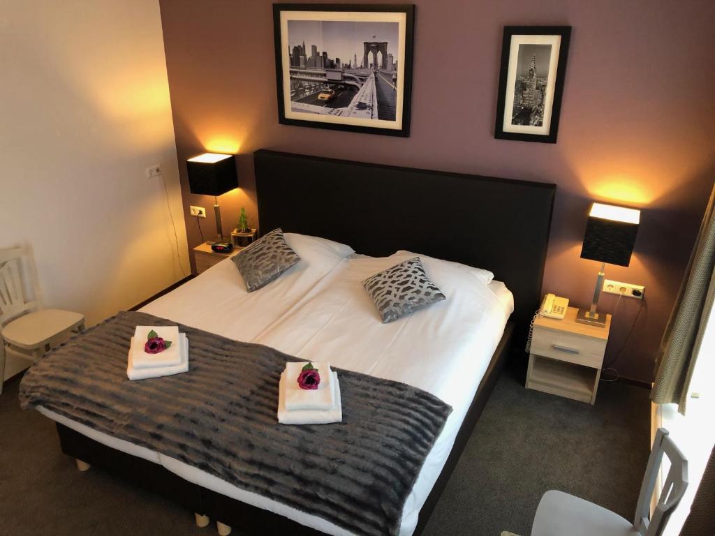 een hotelkamer met een bed met twee borden eten erop bij Hotel de Keizerskroon Hoorn in Hoorn