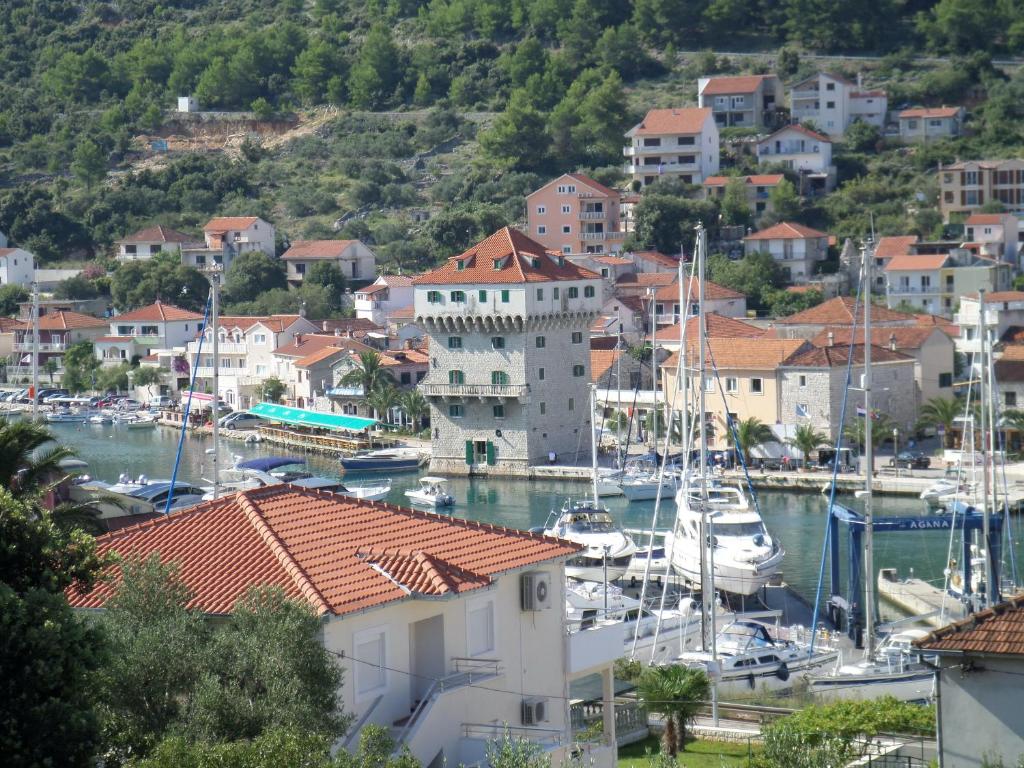 un petit port avec des bateaux dans une ville dans l'établissement Bili, à Marina