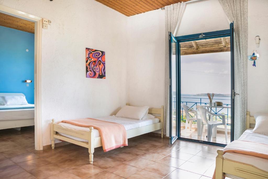 Postel nebo postele na pokoji v ubytování Metaxatos Apartments