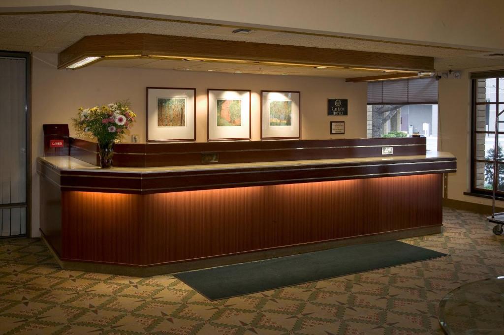 a lobby with a reception desk with a vase of flowers at Red Lion Hotel Yakima Center in Yakima