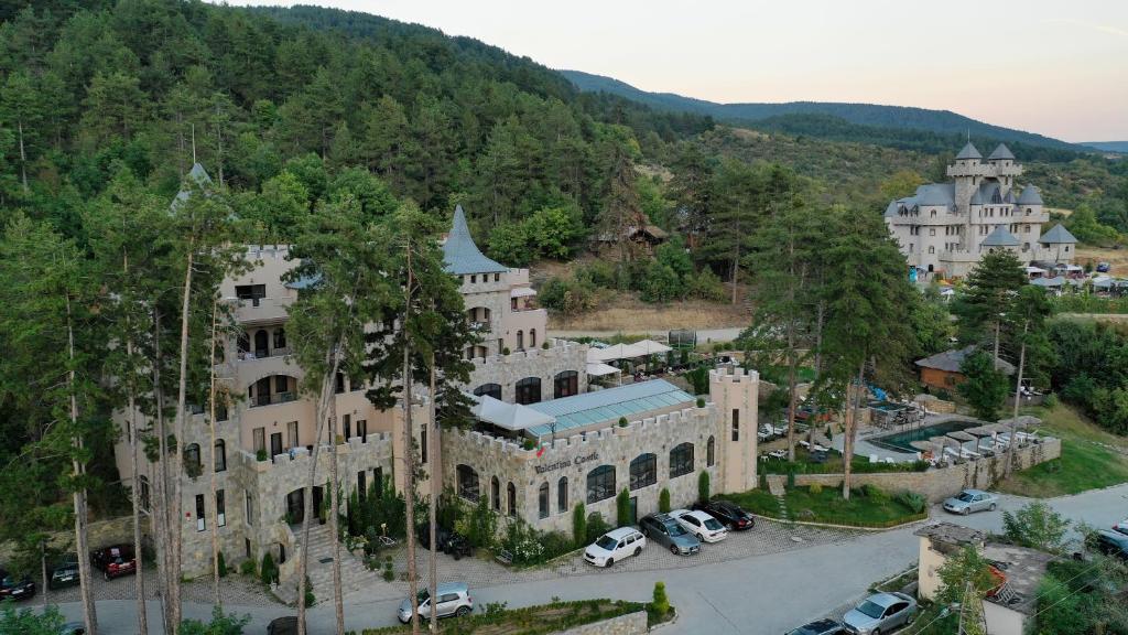 una vista aérea de un gran edificio con coches aparcados en un aparcamiento en Valentina Castle en Ognyanovo