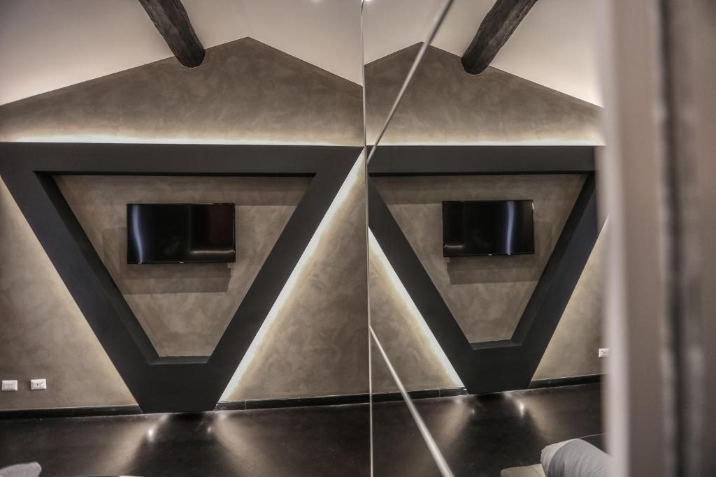Televízia a/alebo spoločenská miestnosť v ubytovaní Stylish Apartment Near Duomo