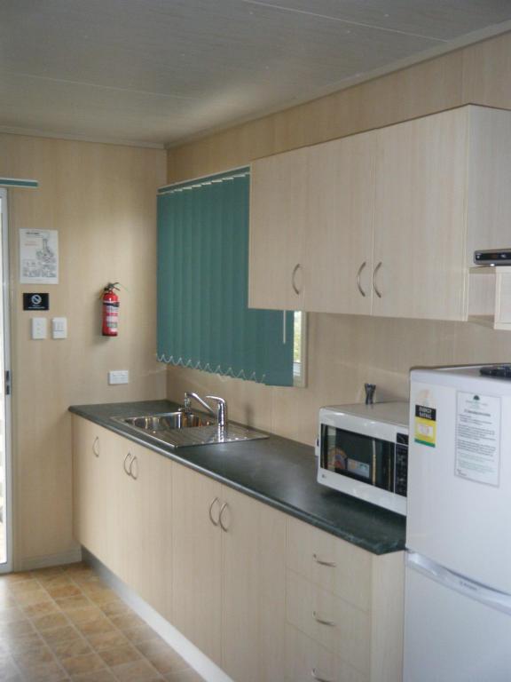 Kuchyň nebo kuchyňský kout v ubytování PepperTree Cabins, Kingaroy